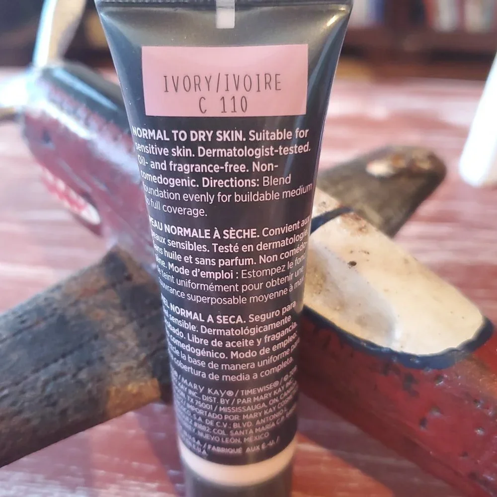 Ivory C 110 (Cool) Luminous 3D Foundation Normal to Dry Skin TimeWise®